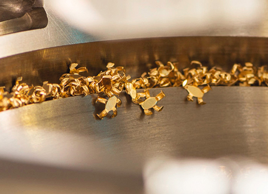 A New Way of Wearing Precious Jewellery